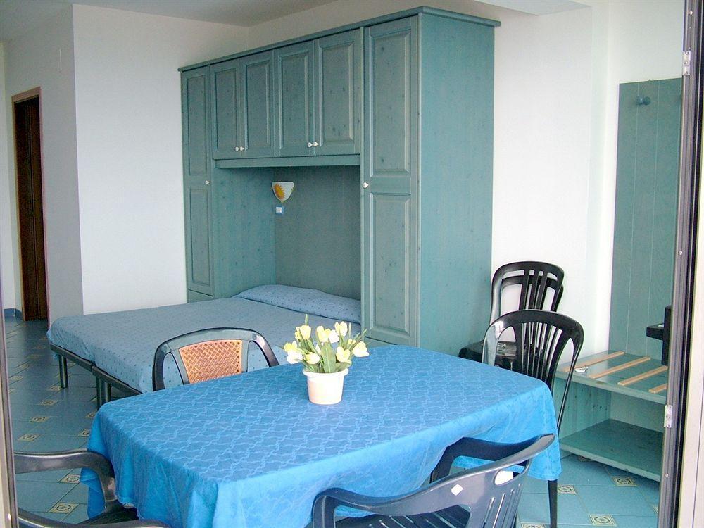 Oasi Azzurra Aparthotel Messina Buitenkant foto