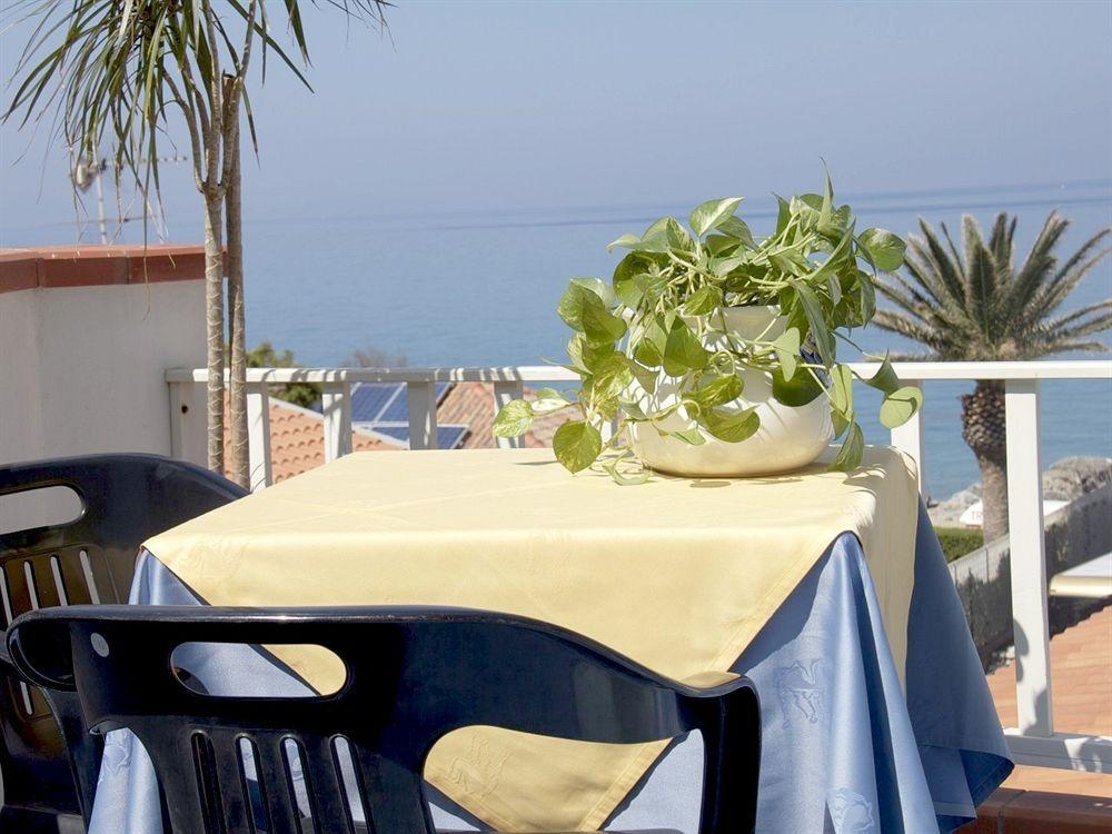 Oasi Azzurra Aparthotel Messina Buitenkant foto