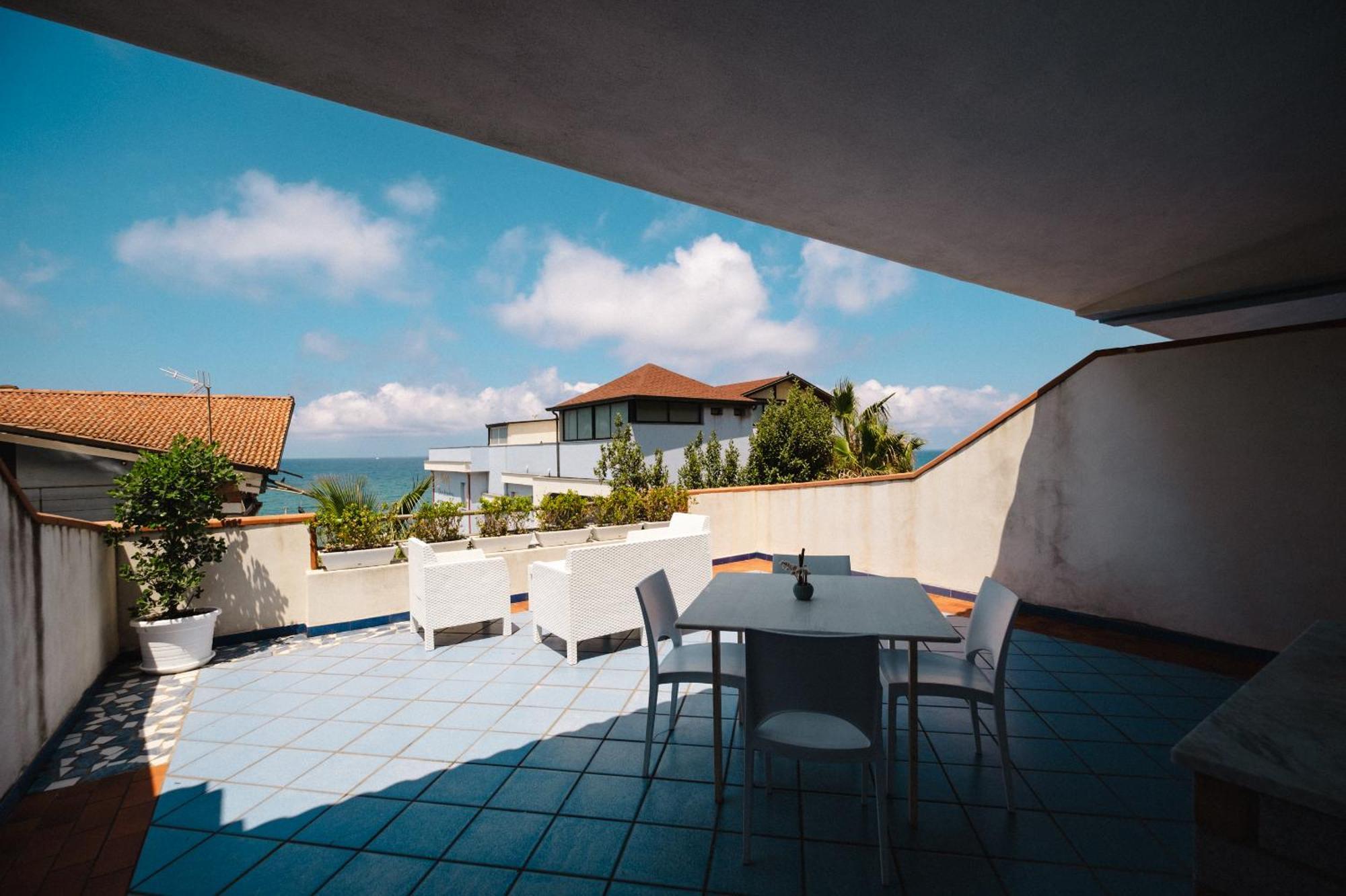 Oasi Azzurra Aparthotel Messina Buitenkant foto