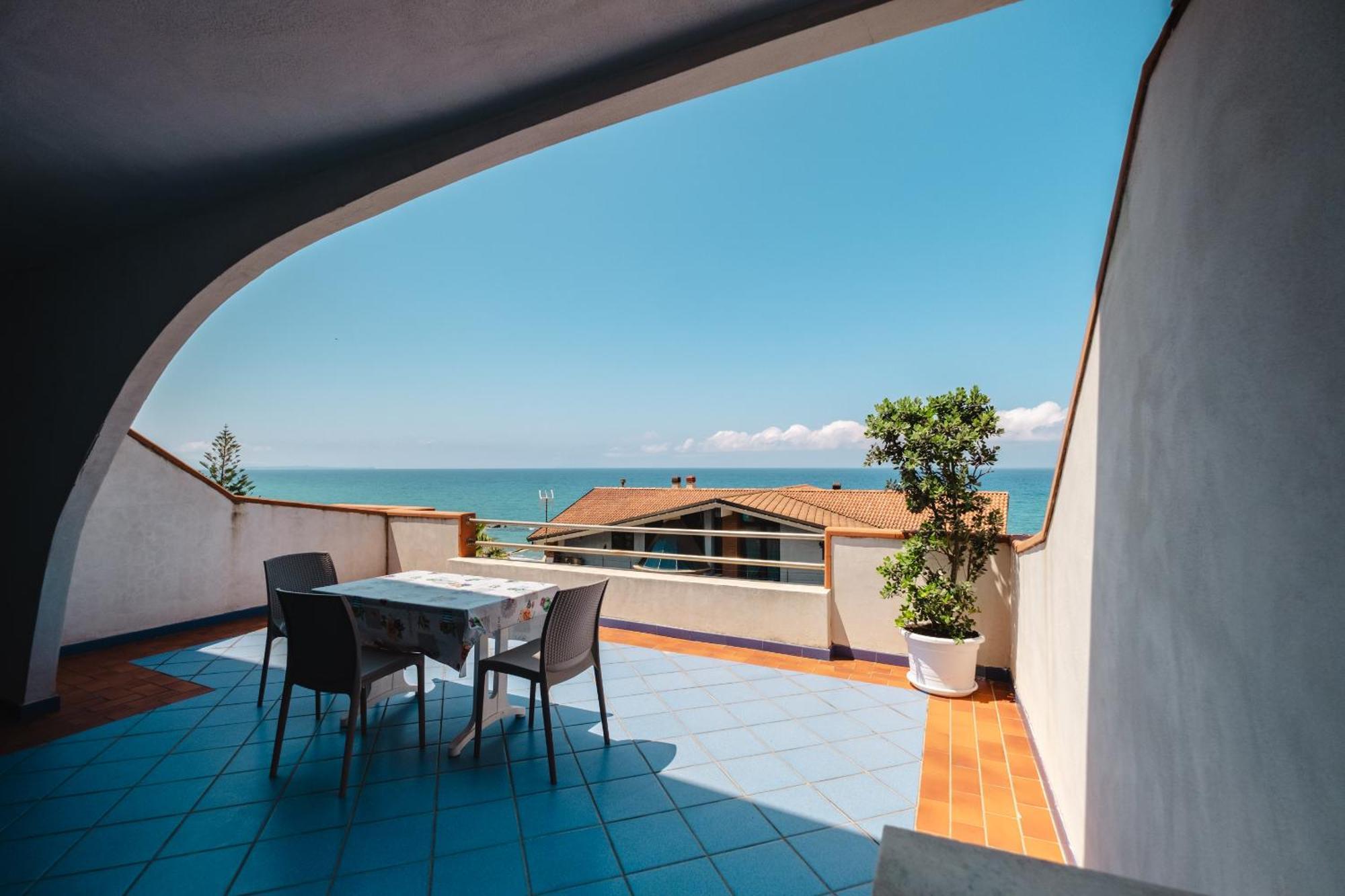 Oasi Azzurra Aparthotel Messina Buitenkant foto