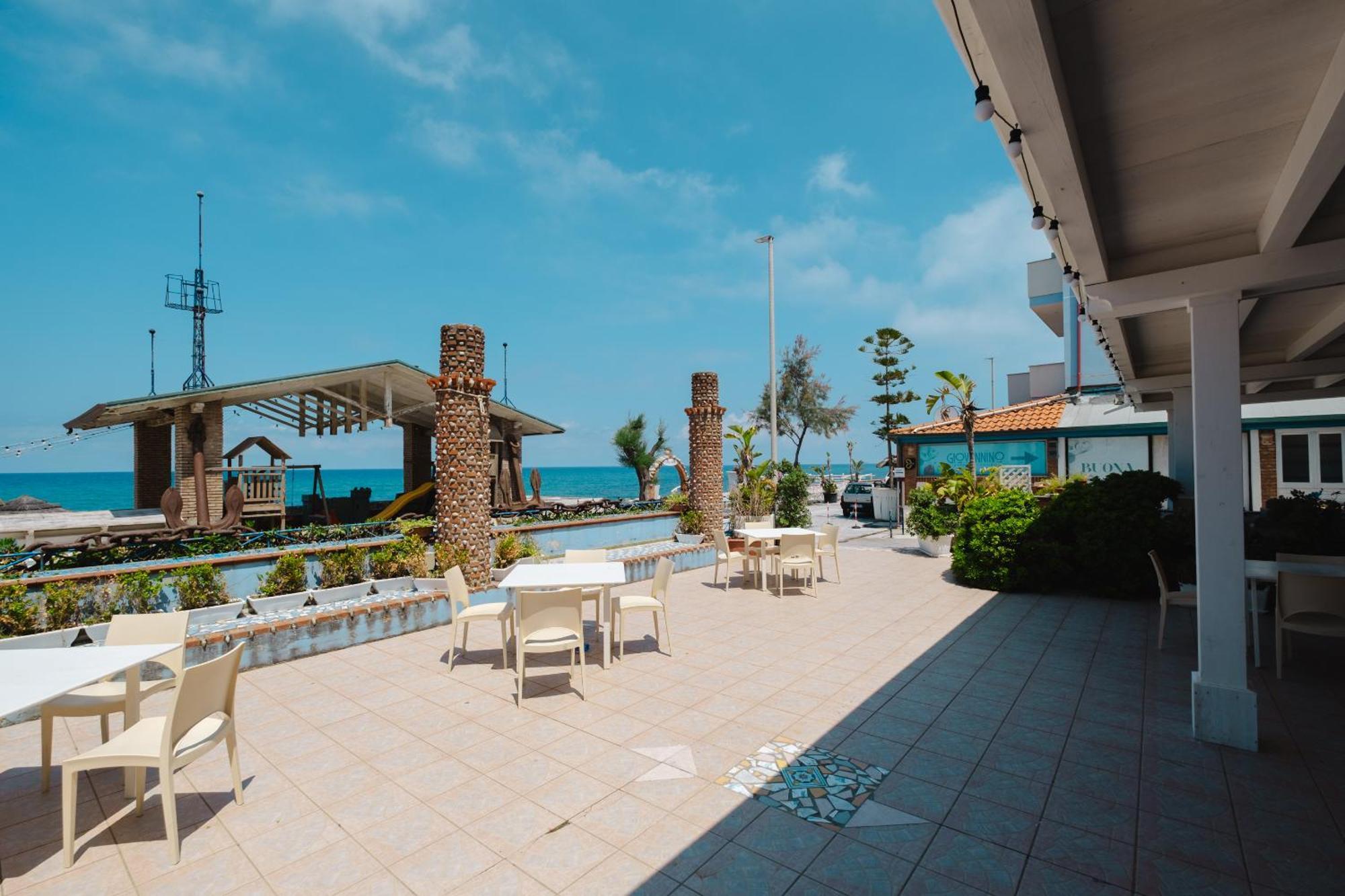 Oasi Azzurra Aparthotel Messina Buitenkant foto