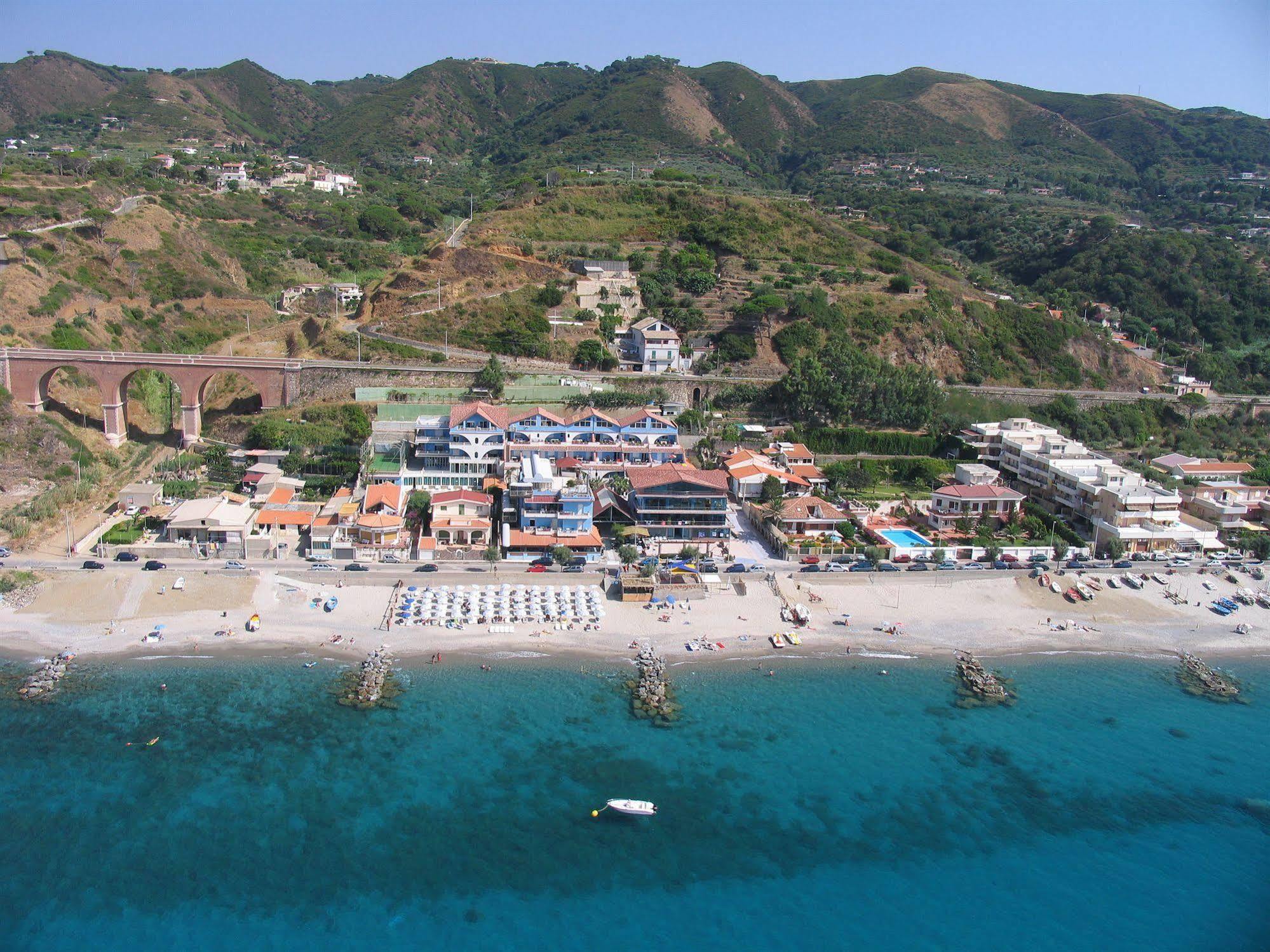 Oasi Azzurra Aparthotel Messina Buitenkant foto